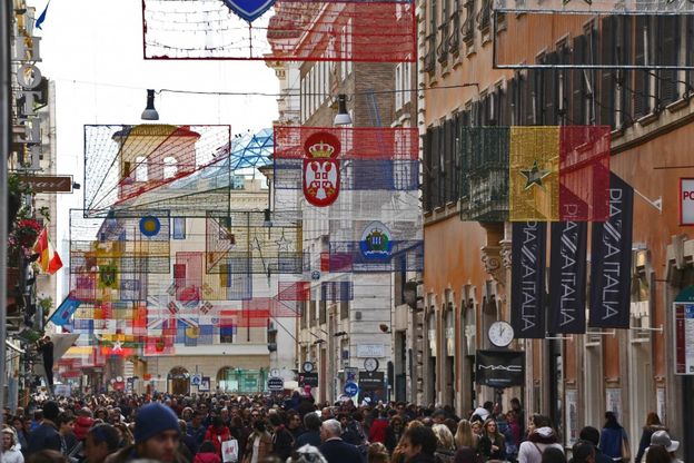 Natale, le bandiere del mondo illuminano via del Corso. E a piazza Venezia il tradizionale abete