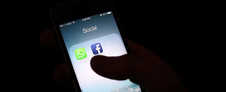 Facebook-WhatsApp, la paura degli utenti: "La nostra privacy &egrave; a rischio, boicottiamoli"
