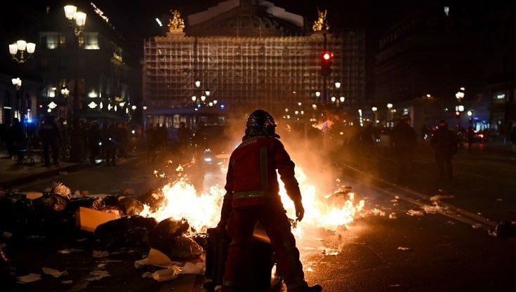 Francia in rivolta contro la riforma delle pensioni: spazzatura a fuoco a Parigi. Proteste in tutto il Paese