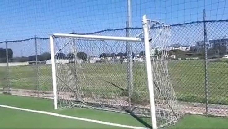 Bari, nuovo raid vandalico al campetto da calcio in viale delle Regioni al San Paolo: divelte entrambe le porte. "Non ci arrendiamo"