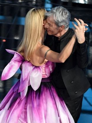 Sanremo 2018, Michelle Hunziker nell'abito a fiore incanta l'Ariston