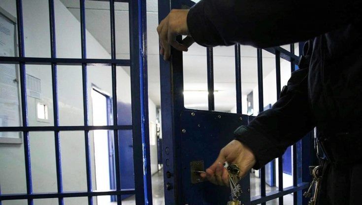 Svela al boss un blitz antimafia, arrestato a Catania un agente penitenziario