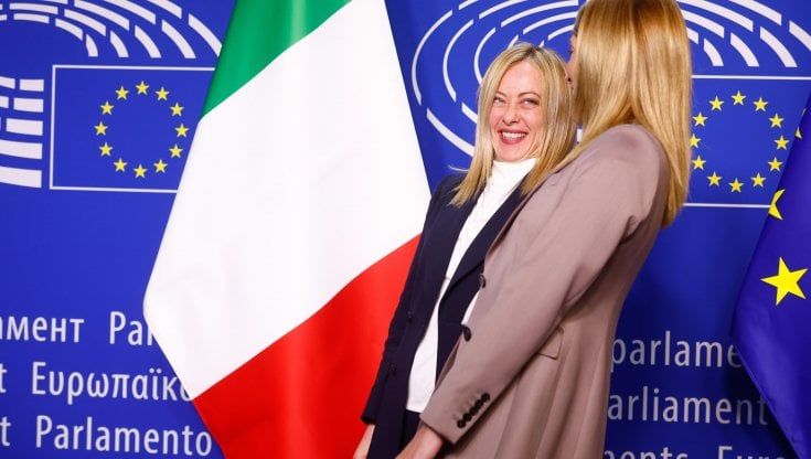 L'esordio difficile di Meloni a Bruxelles, voce grossa su bollette e debito comune
