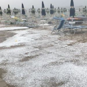 Maltempo, temporali e grandinate al Nord. In Abruzzo affonda peschereccio, morti due marittimi