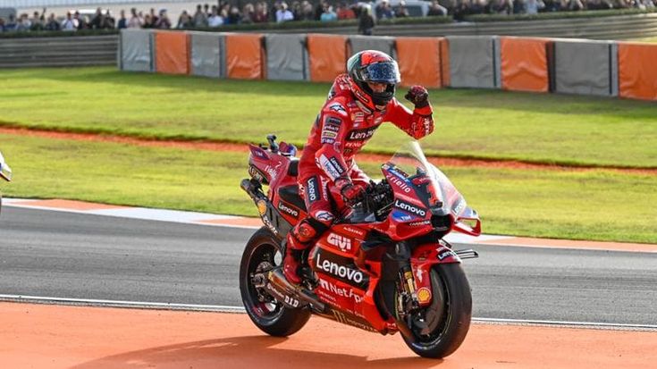 MotoGp, mondiale al via. Bagnaia per il tris, la rabbia di Martin, la scommessa di Marquez, la novità Acosta: cinque motivi per non perdere la nuova stagione