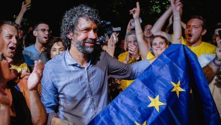 L'Europa, lo spumante, i selfie e gli abbracci: Damiano Tommasi e la notte della rinascita di Verona