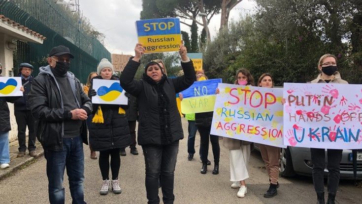Palermo, sit-in davanti al consolato russo: gli ucraini in lacrime cantano l'inno nazionale