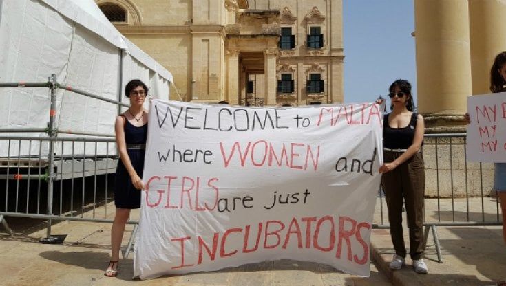 Malta, dove l'aborto è ancora illegale e un tabù assoluto: si rischiano fino a tre anni di carcere