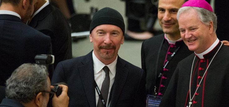 The Edge incontra Papa Francesco e suona nella Cappella Sistina: è la prima rock star