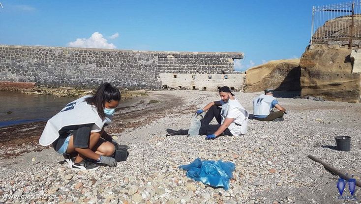 Gaiola, volontari ripuliscono il sentiero e la spiaggia