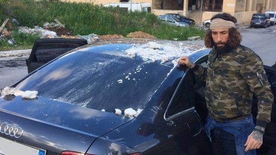 Palermo, aggressione a una troupe di Striscia la notizia: colpo di fucile contro l'auto allo Zen