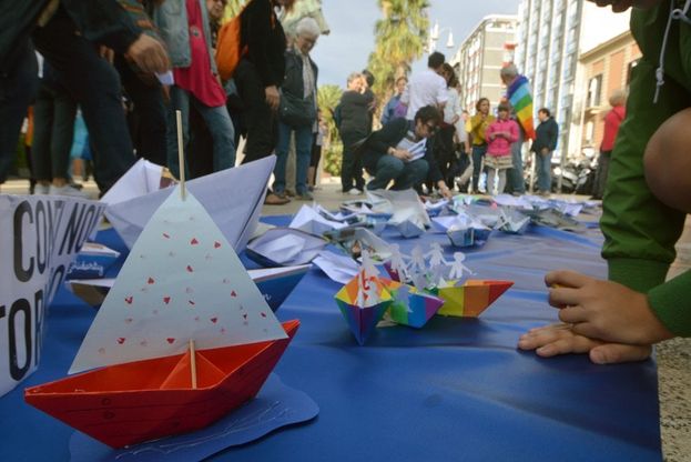 Bari, flash mob di barchette di carta per l'accoglienza dei migranti in Europa
