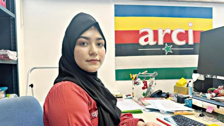 Asma, la tiktoker di Kabul che sfida i talebani: “Con poesie e smartphone aiuto la lotta delle donne”