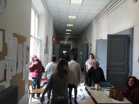 Pennelli e vernice al posto di striscioni e megafoni: al Papareschi studenti "occupano" per il decoro"