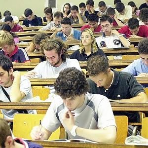 Medicina, mille posti in meno nei test. E l'Ordine lancia l'allarme: "Sono ancora troppi"
