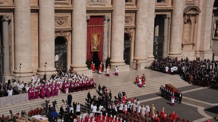 Tre mondi, due funerali, un solo Francesco. “Nessuno come lui”