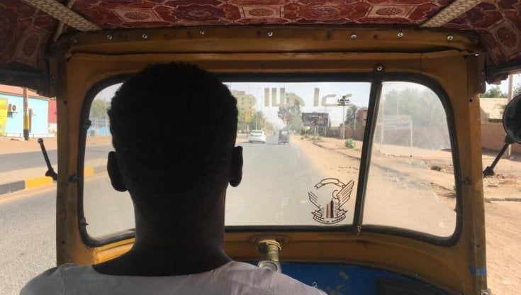 Sudan, la fuga in tuk tuk dell'architetto italiano: "Così mi sono salvato da una Khartoum in distruzione"