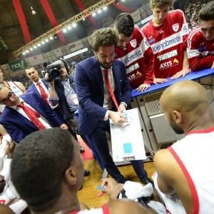 Basket, Varese e Avellino in crisi. Pozzecco e Vitucci a rischio