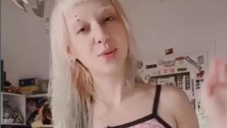 Napoli, l’odissea di Anna Lou Castoldi, figlia di Asia Argento: vittima di furto e revenge porn
