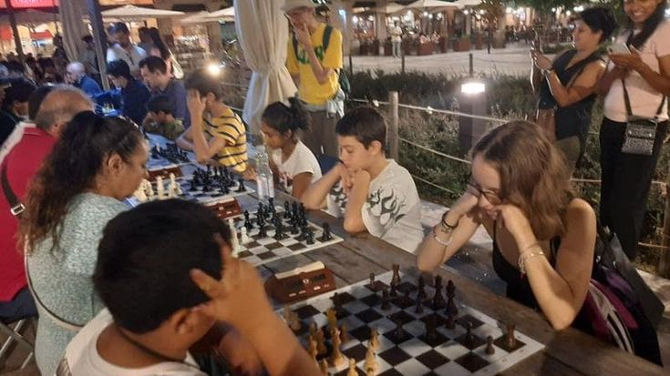 Scacchi al mercato e a scuola: a Genova il gioco spopola tra gli under 20