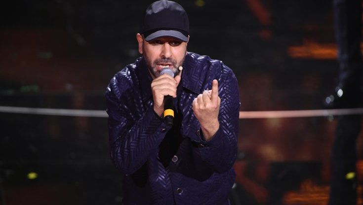'Poco ricco', il testo della canzone di Checco Zalone a Sanremo 2022