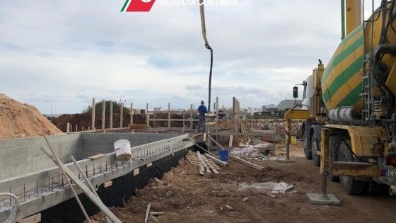 Monopoli, sbancano la roccia per costruire la villa con piscina nell'area protetta: tre denunciati