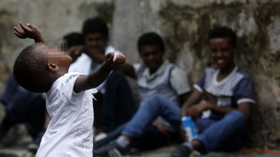 Roma, in marcia per i migranti. Scalzi fino alla stazione Tiburtina
