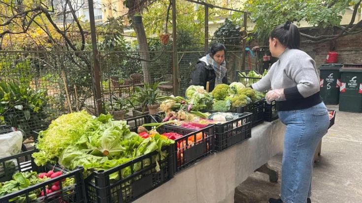 Yogurt per i bimbi e tè alla menta al mercato solidale che ogni mese salva i pasti di 800 persone