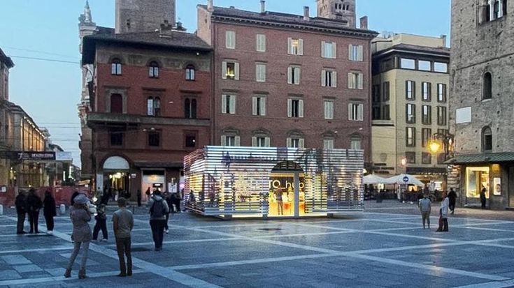 L’idea di due architetti per piazza Nettuno: “Container e bagni pubblici senza oscurare la fontana”
