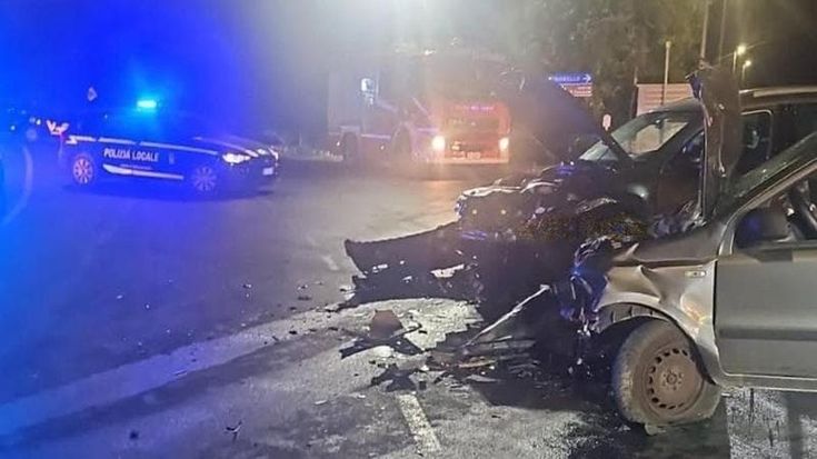 Castellana Grotte, auto invade corsia opposta e si scontra con un altro veicolo: gravi i conducenti