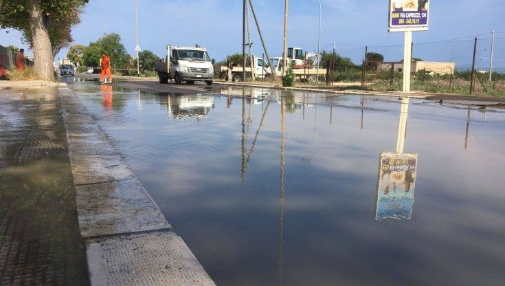 Bari, si rompe tratto della fogna: via Gentile inondata di liquami e chiusa al traffico