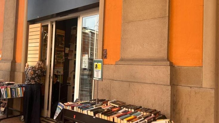 Furto con spaccata al Libraccio di piazza dei Martiri. “Sono state persone fragili”
