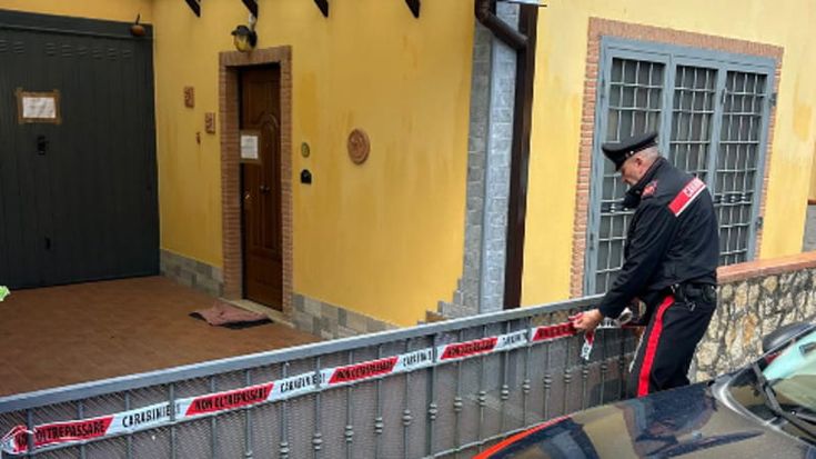 Accoltella la compagna all’alba dopo una lite, bloccato dai carabinieri. Grave la donna