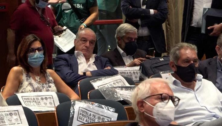 Roma, Gualtieri e Calenda contro le "candidature di no-vax e antisemiti". Michetti non risponde