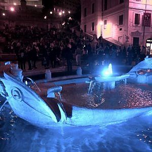 Ruba monetine nella fontana della Barcaccia a Roma, arrestato