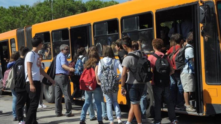 Deroga per gli scuolabus. Le Regioni: via la distanza su tutti i mezzi pubblici