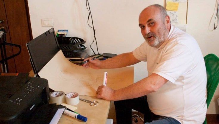 Covid, il sindaco vignettista, ricoverato per 8 mesi: "L'ironia dei miei disegni mi ha salvato"