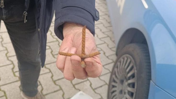 Furto a Commercity, decine di gomme bucate dai chiodi seminati dai banditi in fuga: autisti furiosi