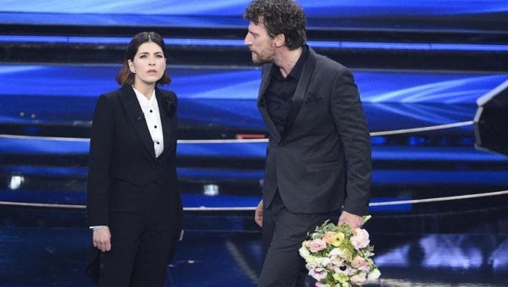 Sanremo 2022, lo show di Giannetta e Lastrico tutto da ridere con le frasi delle canzoni