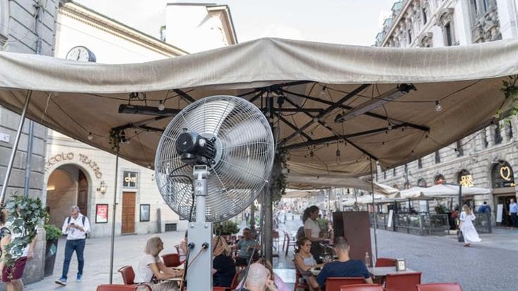 Ristoranti chiusi, partite sospese e coperte alle finestre: così il caldo cambia le nostre abitudini