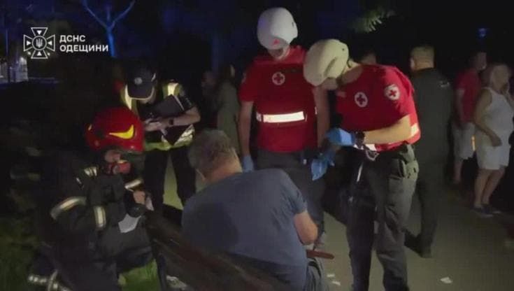 Ucraina, attacchi aerei russi a Odessa: 17 feriti, danneggiato un palazzo di 21 piani