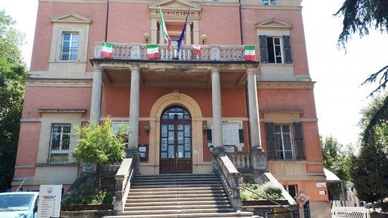 Lavora in Comune a Bibbiano, indagato per abusi su minore