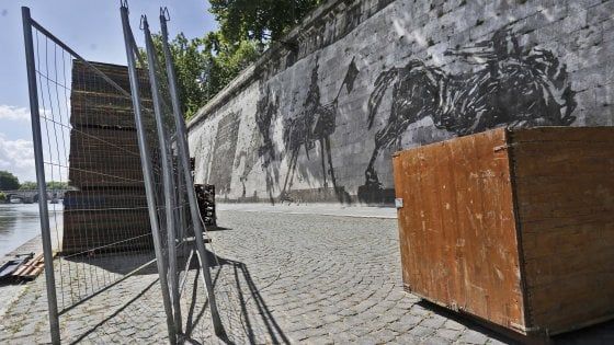 Kentridge sugli stand davanti alla sua opera: "Deluso ma non sorpreso, Roma è nel caos"