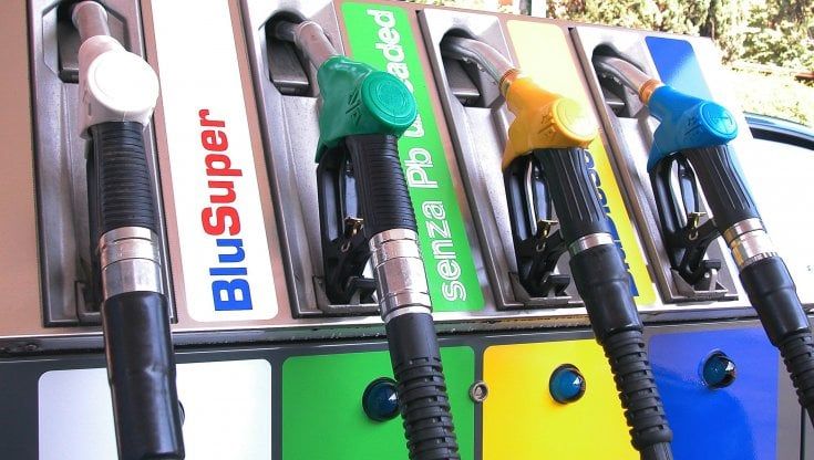 Rincari al distributore, il prezzo della benzina ai massimi dal 2014