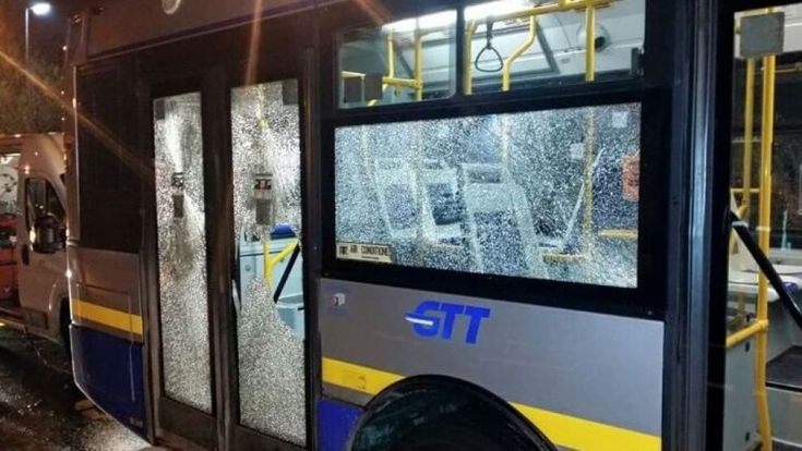 Vandali all'assalto del bus al capolinea, porte e finestrini distrutti
