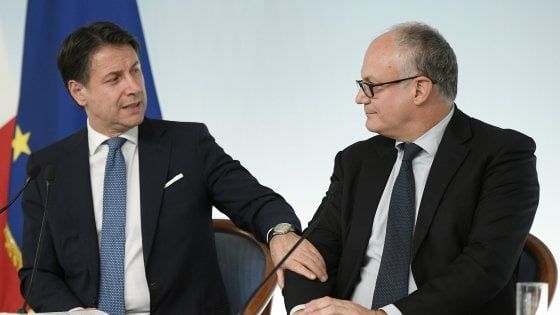 Il M5s tuona contro la rimodulazione dell'Iva: "Nessun aumento o cade il governo". Franceschini: "Polemica sul nulla"