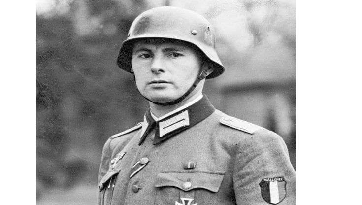Il segretario comunale con la foto del nazista Degrelle in studio: "Non sapevo chi fosse, mi scuso"