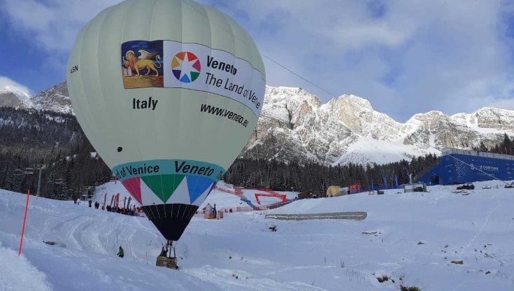 Veneto, una mongolfiera sopra la discesa libera di Cortina per promuovere il turismo nella "terra di Venezia"