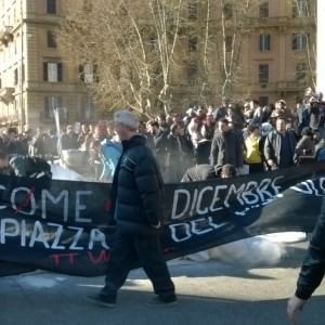 Porta Pia, i movimenti per la casa occupano la piazza: traffico in tilt