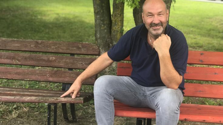 Treviso, si innamorano su una panchina: lui la compra e gliela dona 